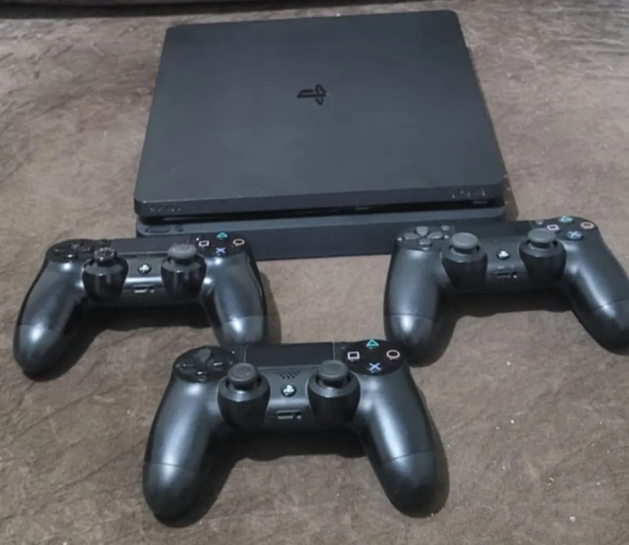 PS4 PLAYSTATION + 3 CONTROLES 