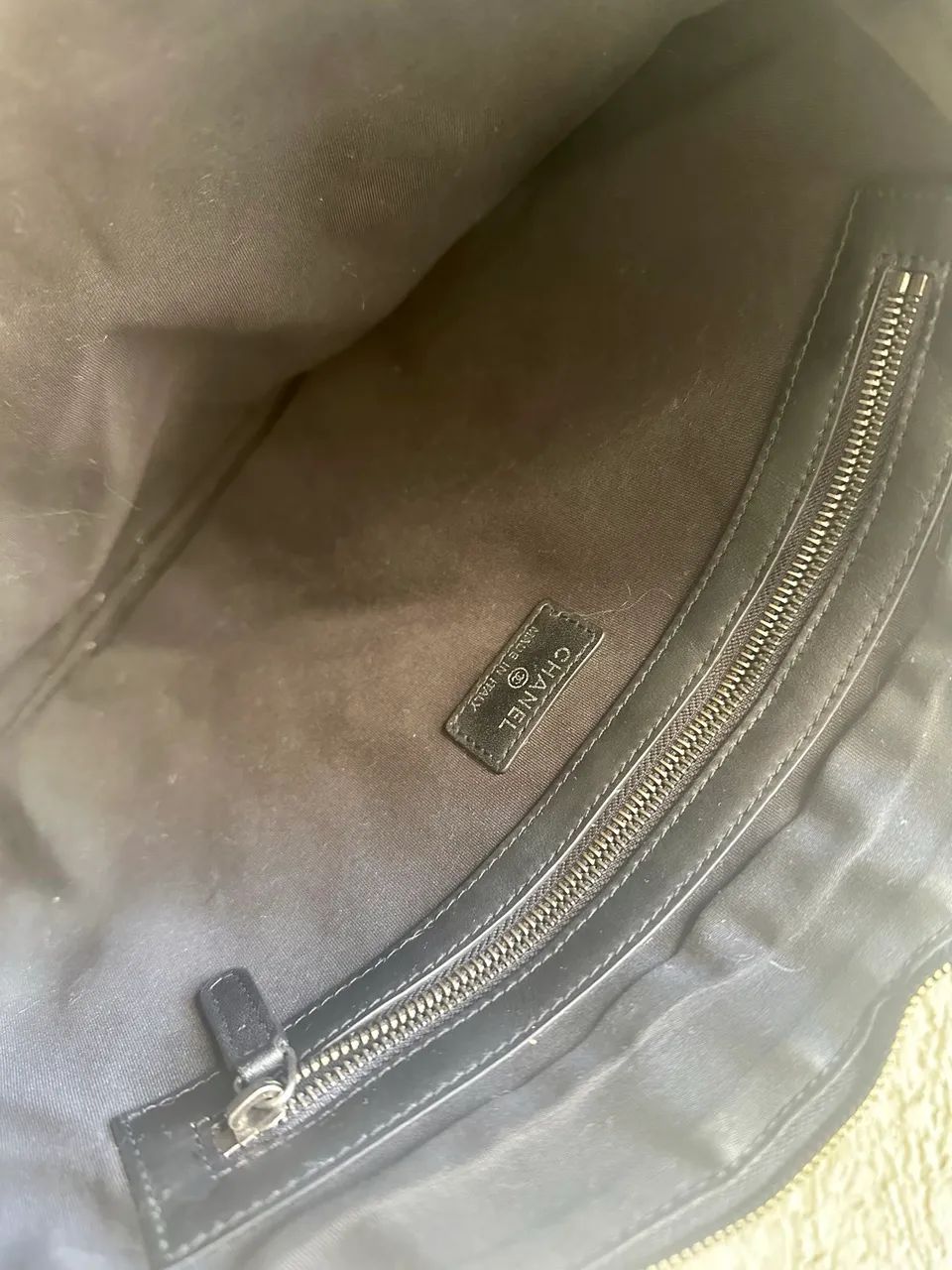 Clutch Chanel Boy O-Case grande em couro caviar acolchoado preto. - Foto 2
