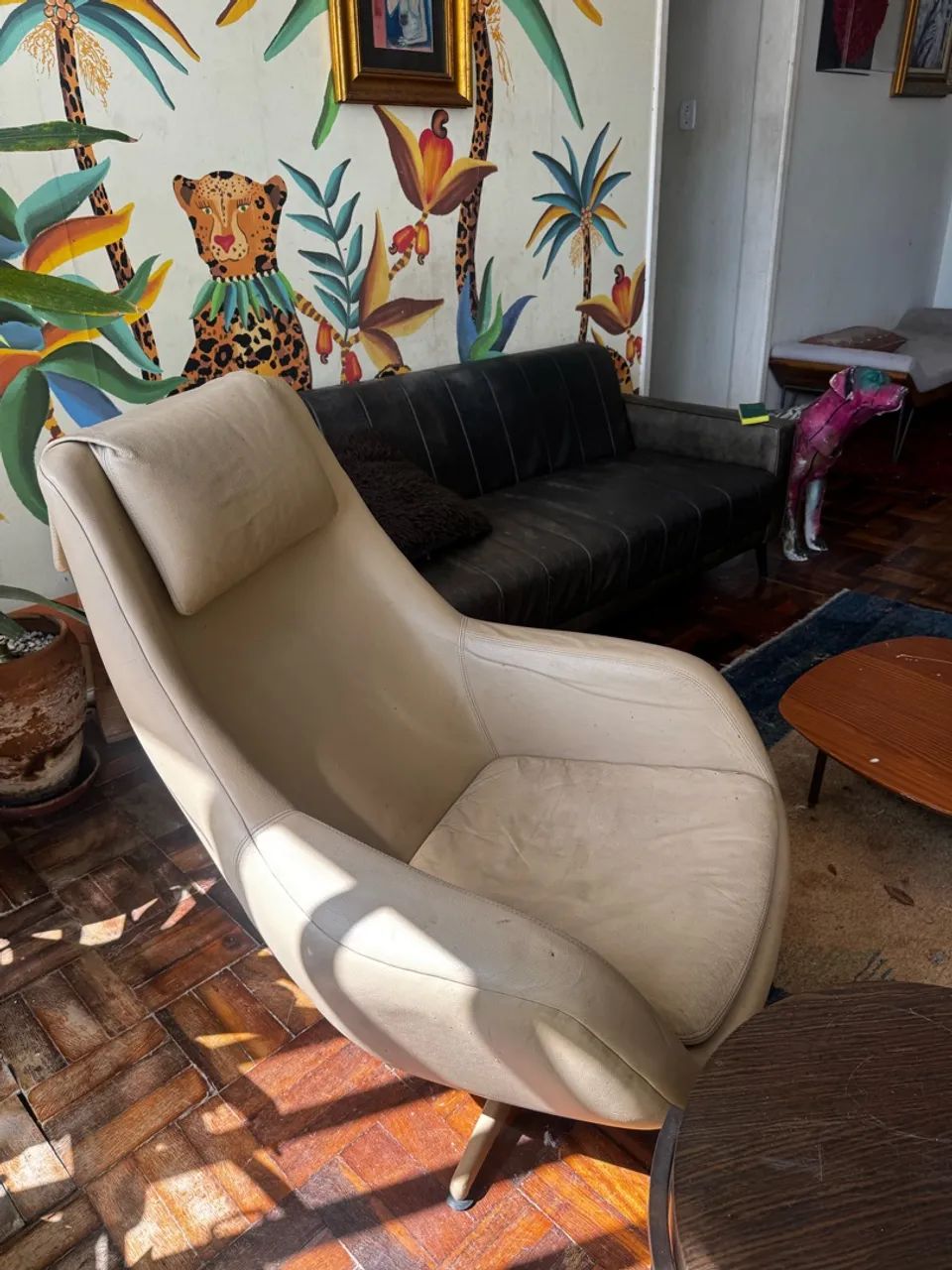 Poltrona giratória couro legítimo creme alto padrão - Foto 5