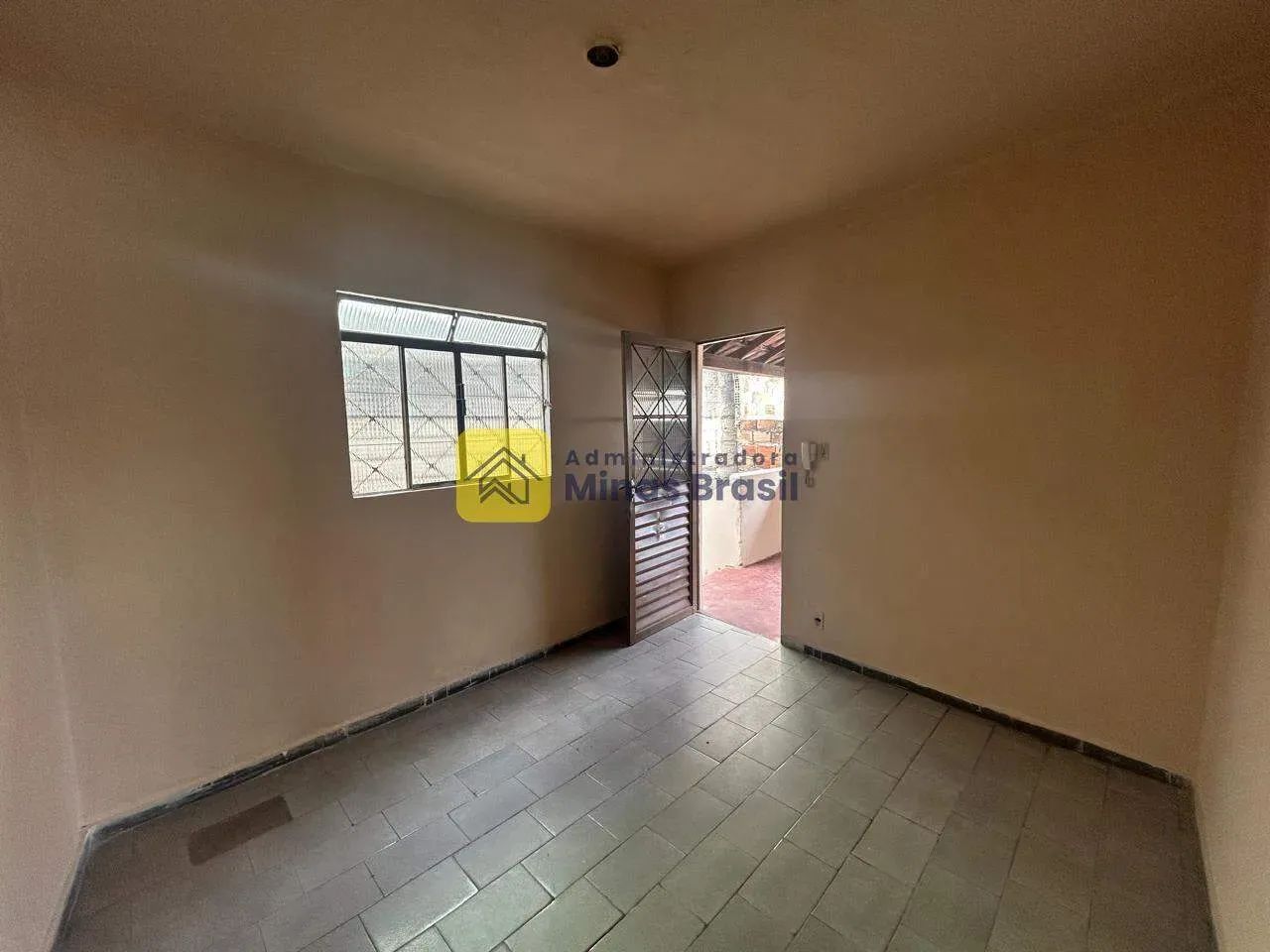 Casa com 02 quartos