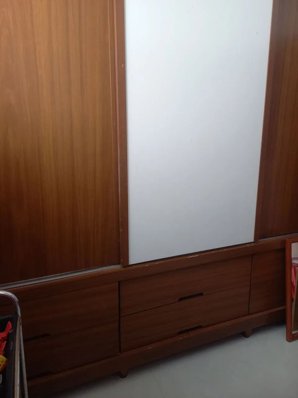 Guarda roupa de casal, 250, com espelho dentro. 