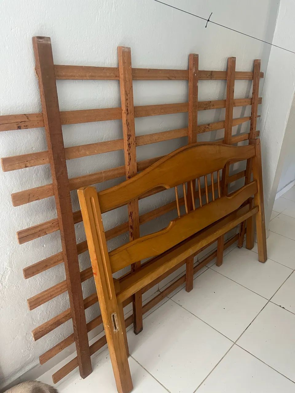 Vende-se cama de madeira.