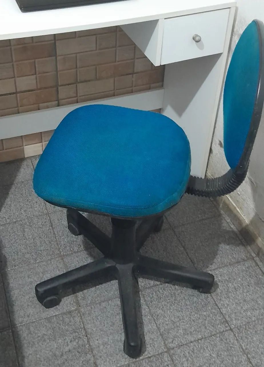 Mesa de estudo e cadeira
