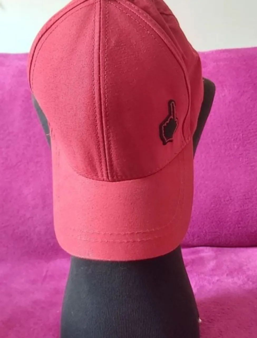 Bone vermelho com velcro - Foto 3
