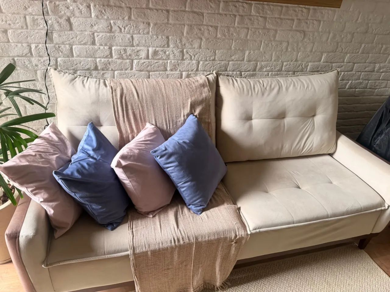 Sofá com 4 lugares em Suede Bege ! Pés Amadeirados! - Foto 3