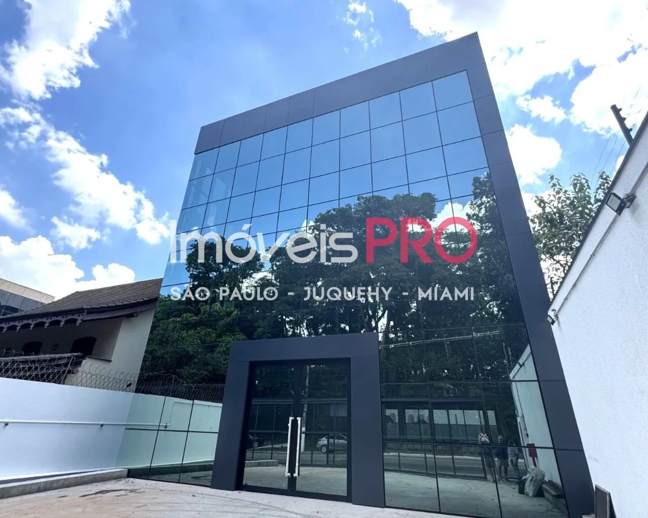 Prédio comercial com 4 pavimentos, para 50 vagas