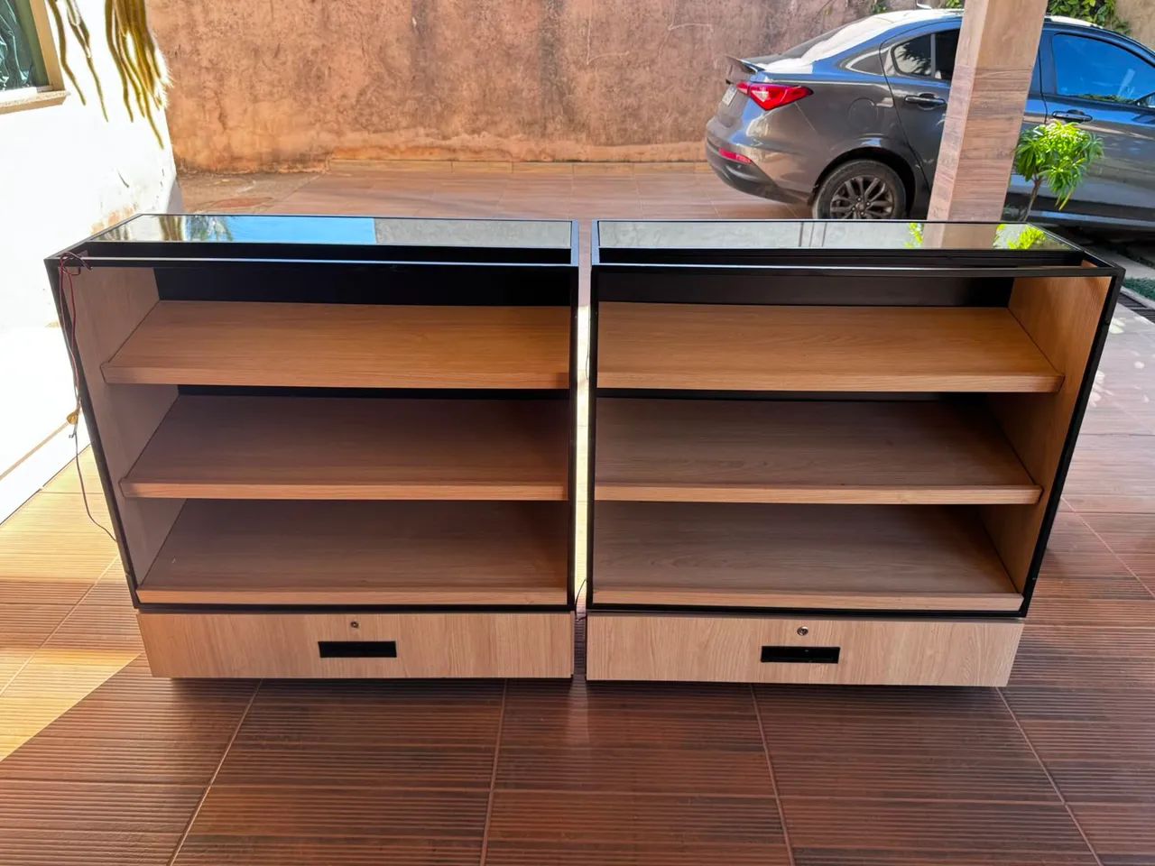Mesa expositora de 2,25 x 70, e prateleiras - Foto 5