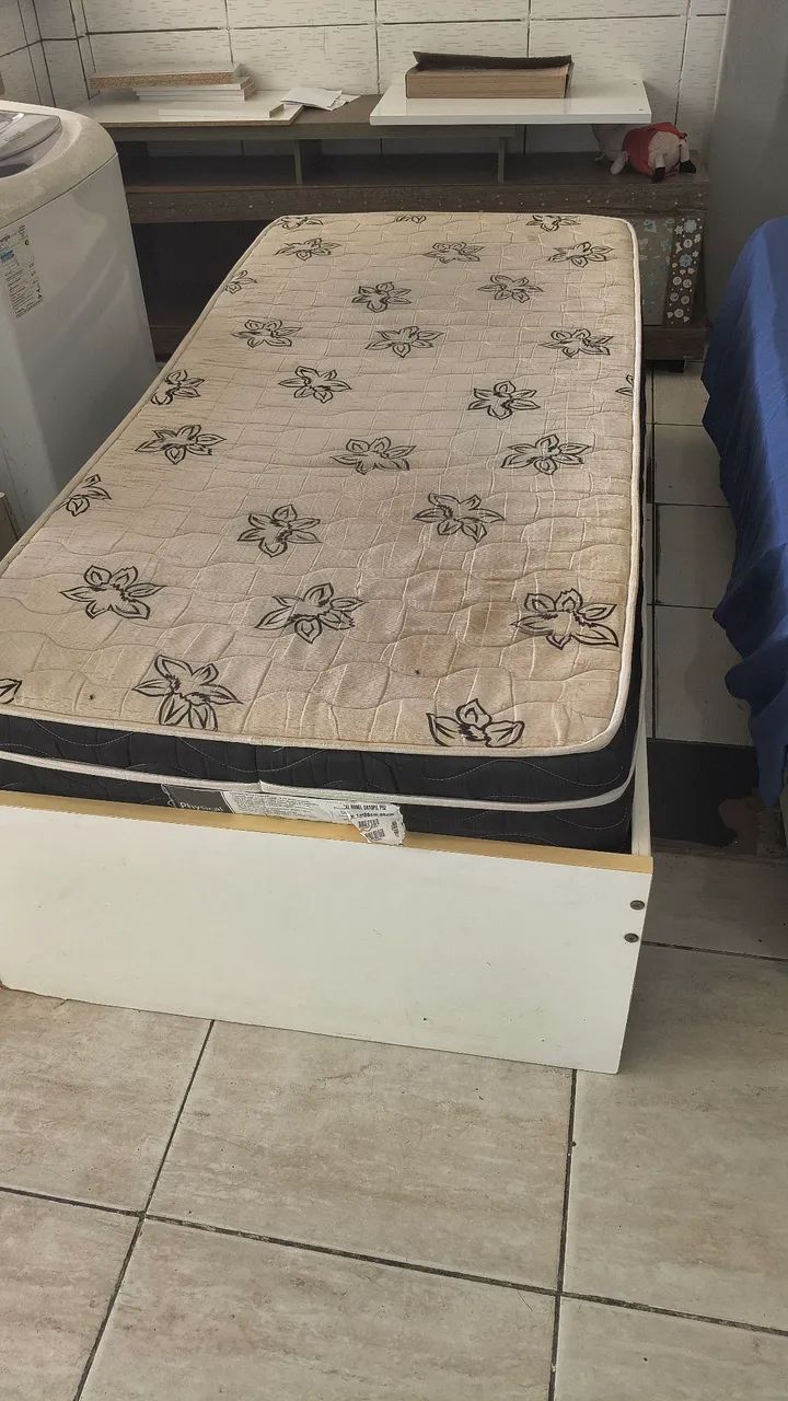 Cama de solteiro de madeira com colchão