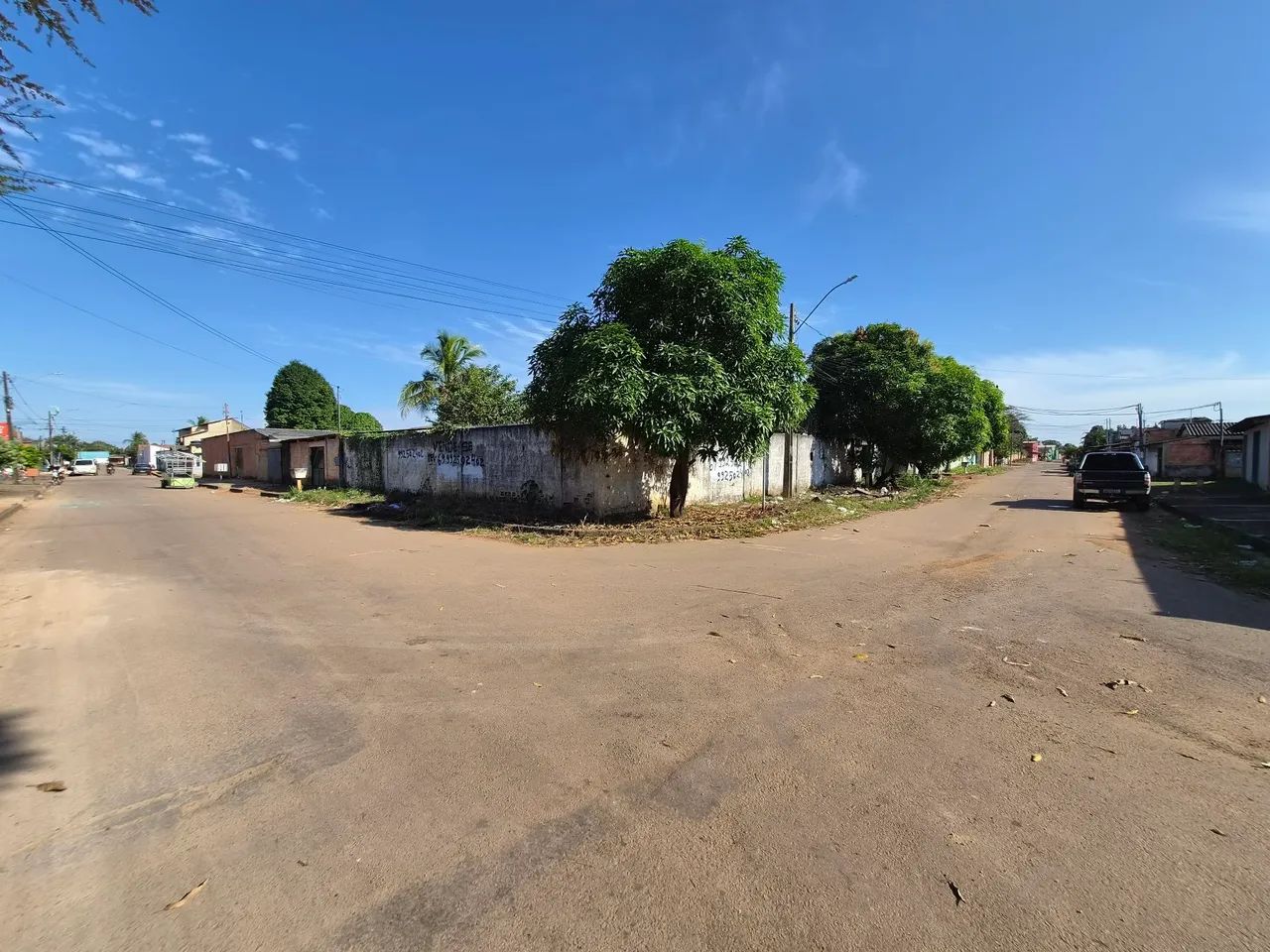 Vendo casa com 3 terrenos de esquina murado. - Foto 4