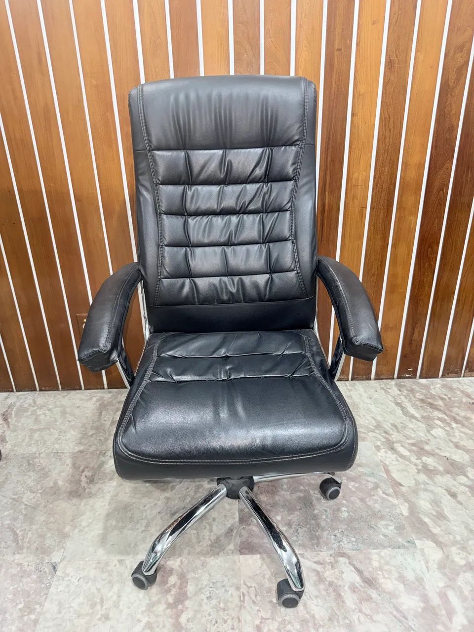 Cadeira Presidente Executiva Couro Sintético Base Cromada - Semi Nova  - Foto 5