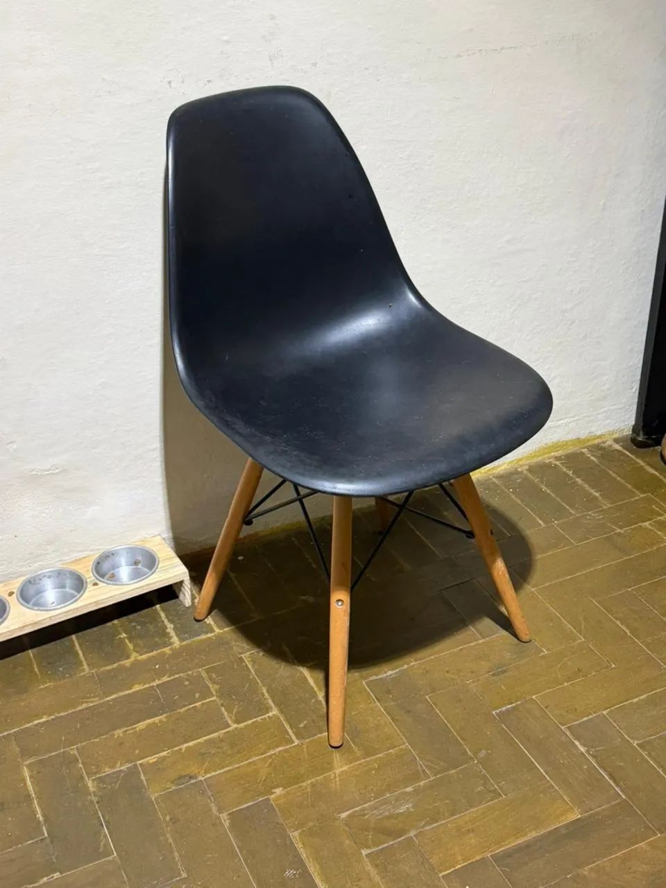 Cadeira Eames / Eiffel preta com pés amadeirados - Foto 2