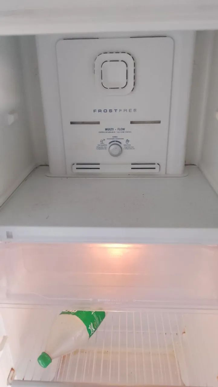 Vendo geladeira valor 700 reais