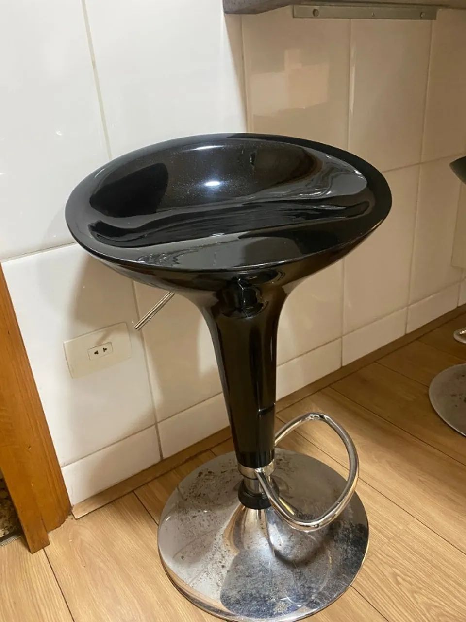 BANQUETA PRETA COM BASE CROMADA - Foto 3