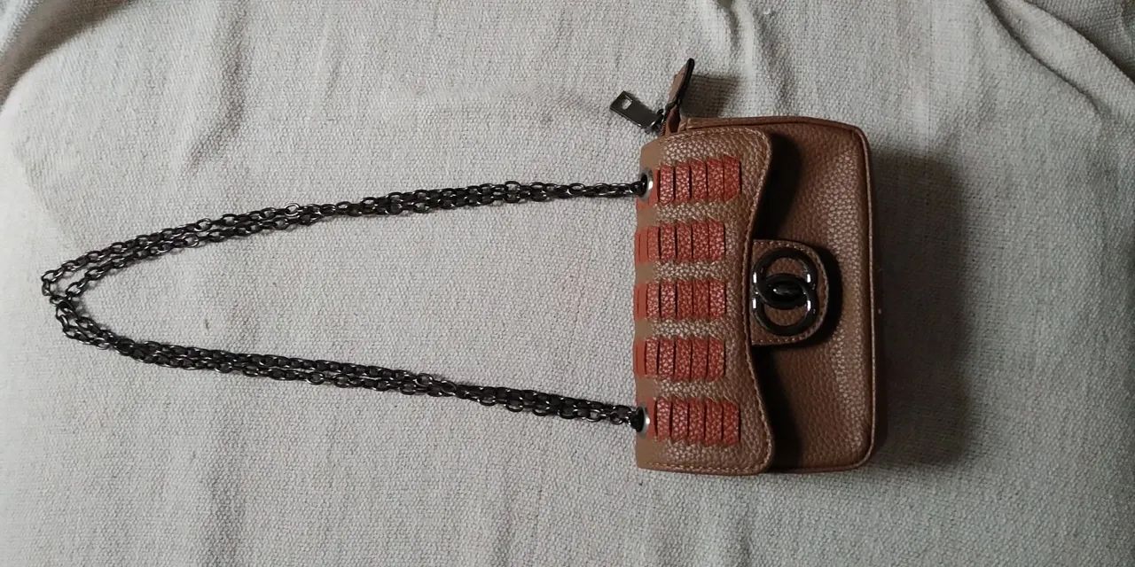 Bolsa feminina marrom com alça de corrente 