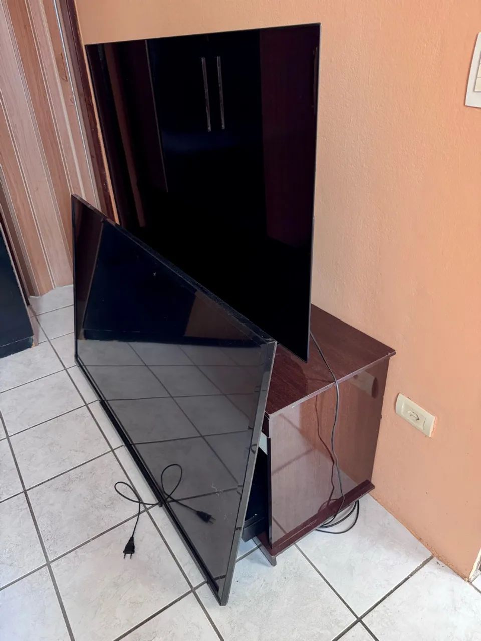 2 TVs Retirada de peças  (LG OLED 55" e Sony 60)