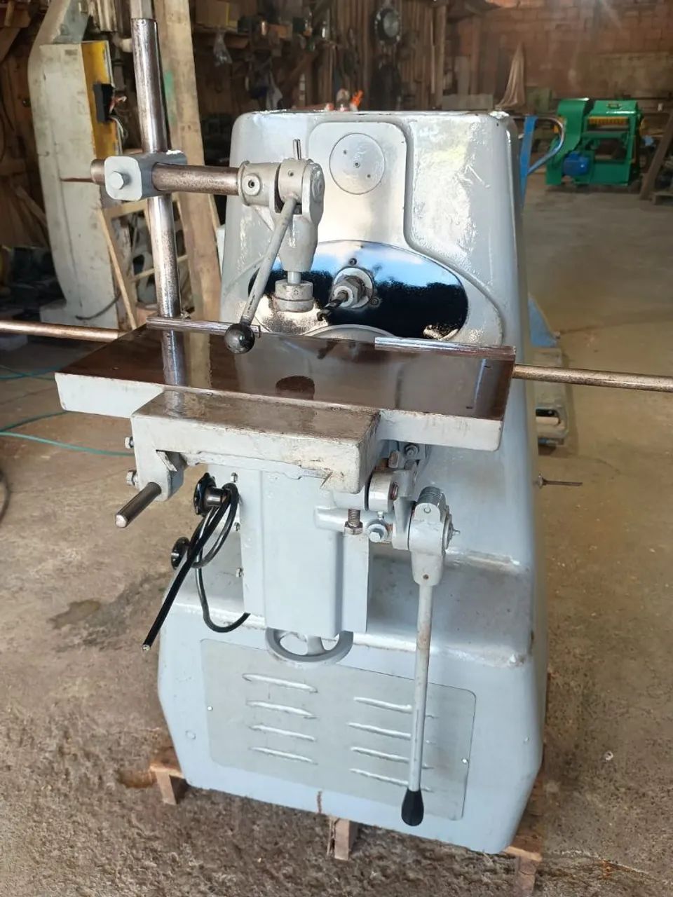 Máquina furadeira 