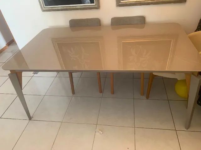 Mesa jantar 6 lugares laqueada com base em madeira e tampo mdf com vidro (trincado)