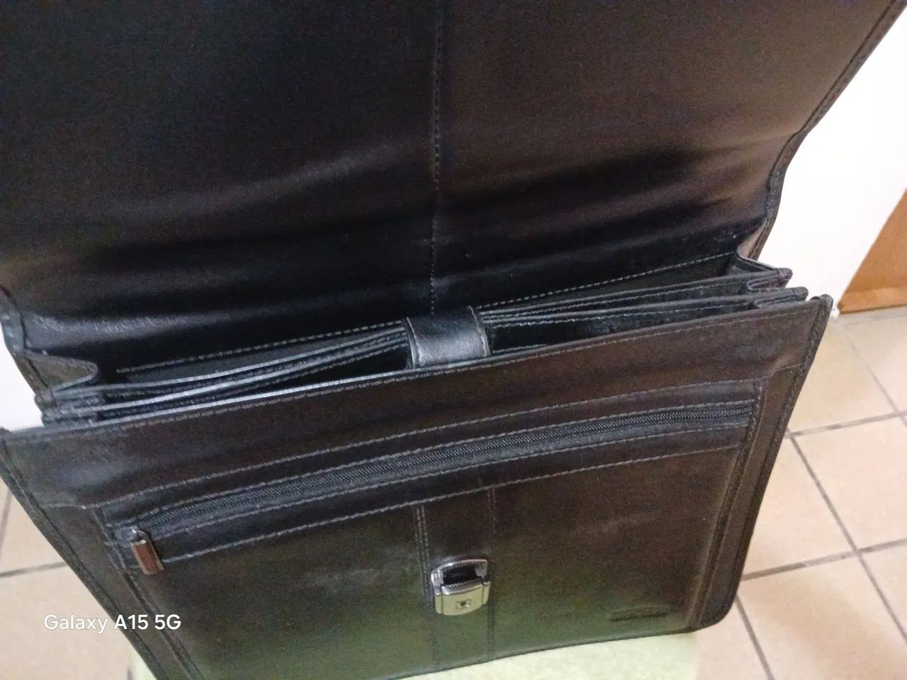Bolsa executiva em couro, com três divisões. - Foto 3