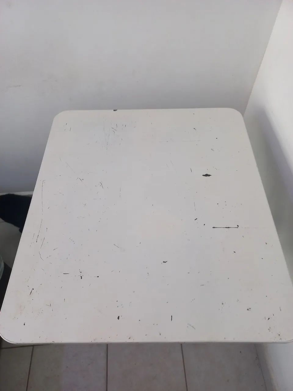 MESA COM TAMPO DE MÁRMORE E PÉS DE FERRO  - Foto 4