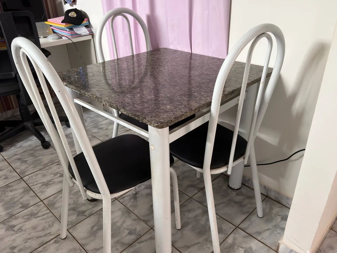 Mesa com 4 cadeiras  - Foto 2