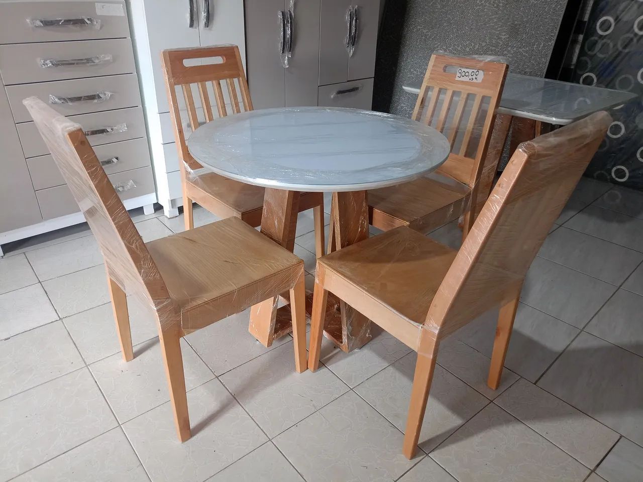 Mesa e cadeiras de madeira 