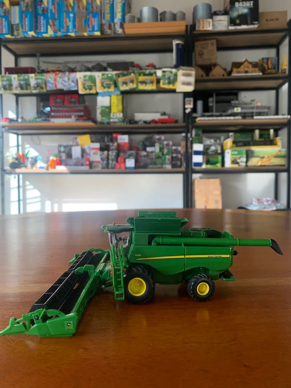 Miniatura colheitadeira John Deere S690 Authentics - Foto 2