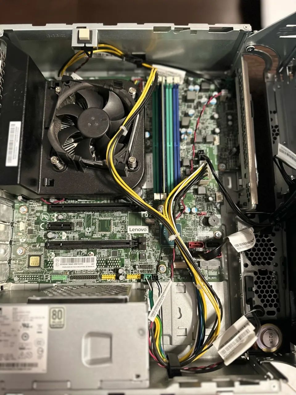 Computador Lenovo ThinkCentre Core i7 7700, 8GB DDR4, SSD 120GB