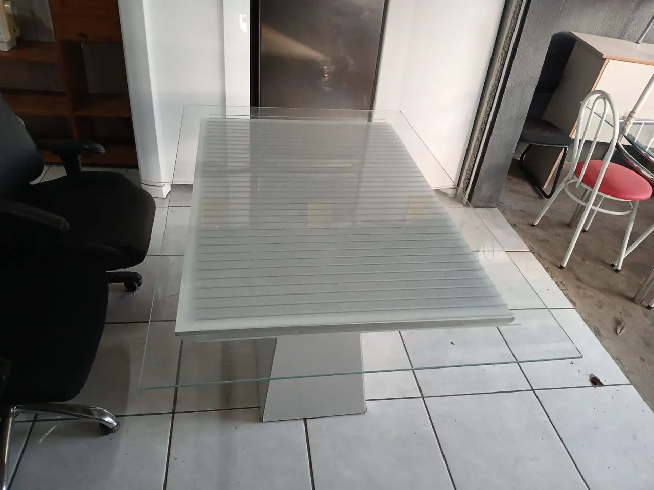 Mesa de jantar com tampo de vidro base de madeira semi nova conservada - Foto 3