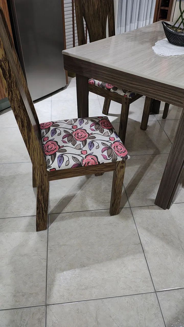 Mesa com quatro cadeiras, semi-nova - Foto 3