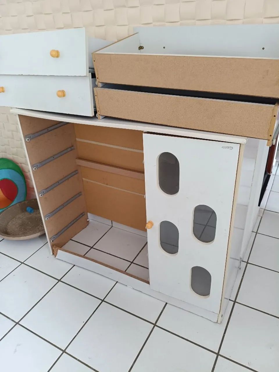 Cômoda 5 gavetas e 1 portinha