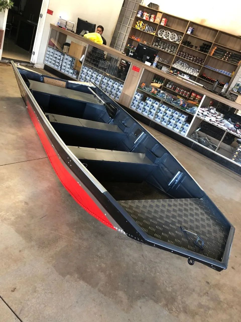 Canoa SOLDADA com porta-copos e viveiro - Foto 2