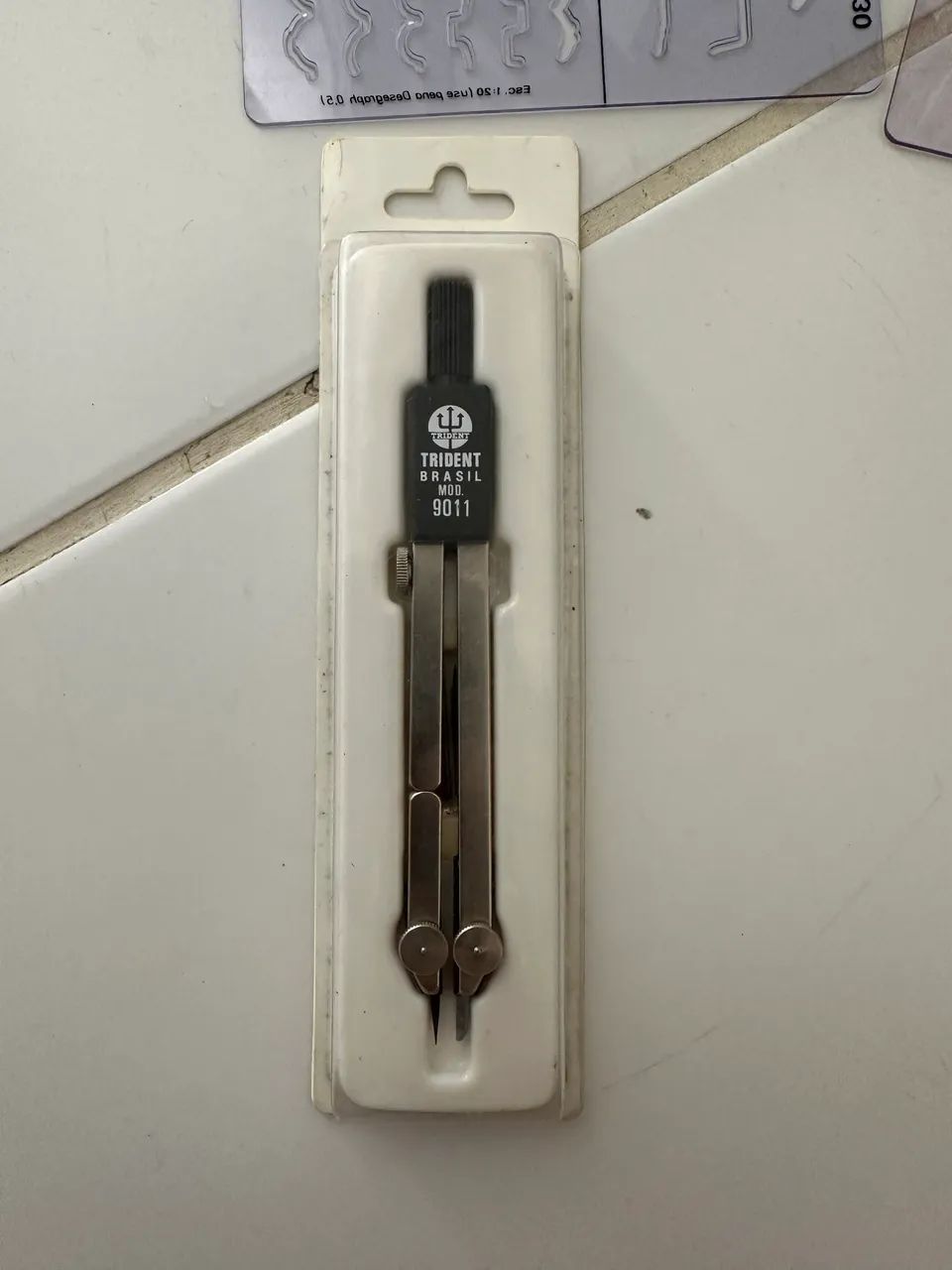Kit arquitetura (esquadros, gabaritos, e compasso) - Foto 2