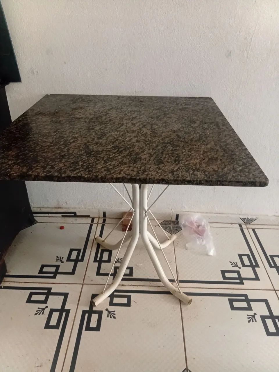 Mesa 4 lugares sem as cadeiras 