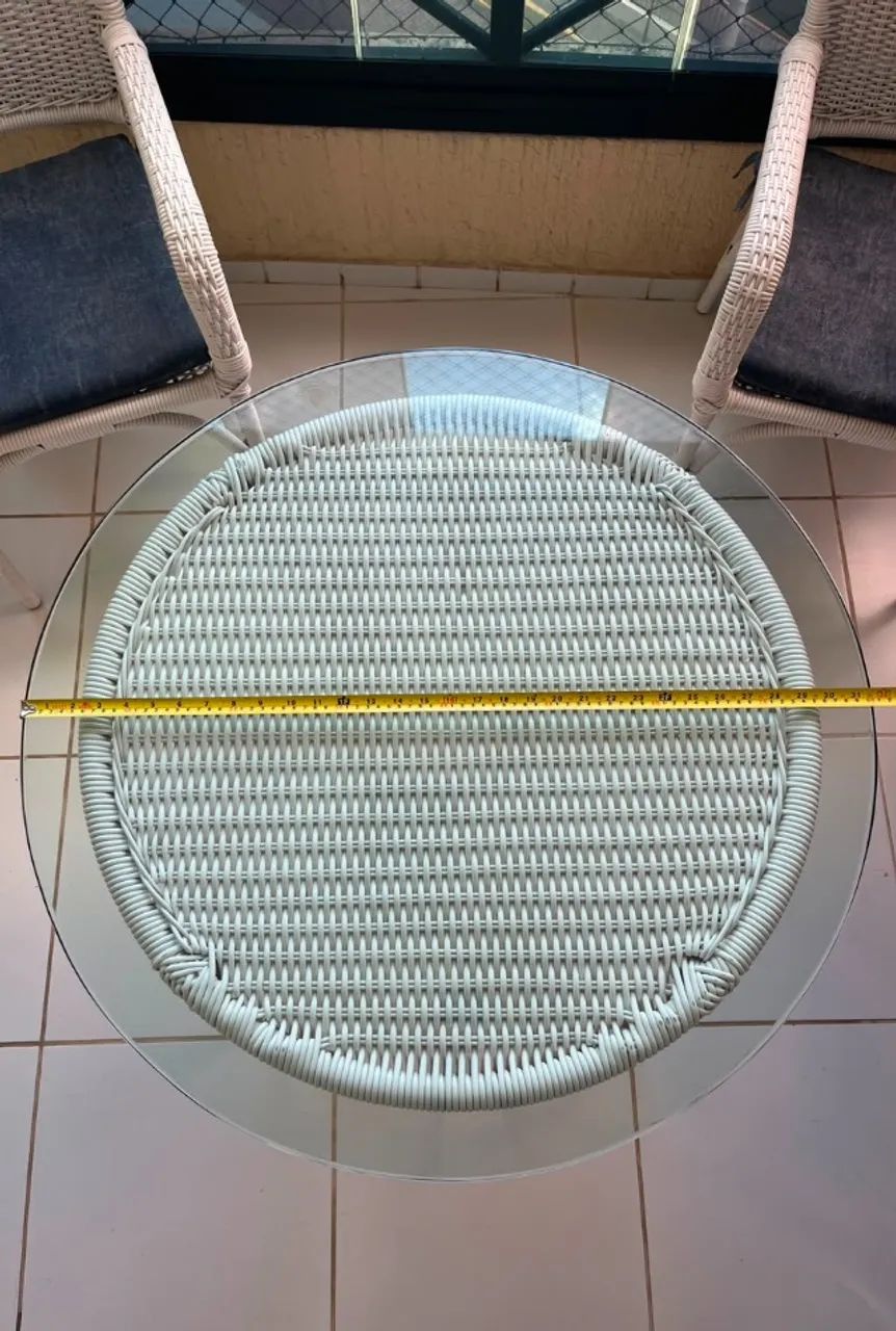 Vendo lindo Conjunto para Varanda com Mesa de Vidro redondo e 4 Cadeiras - Foto 2