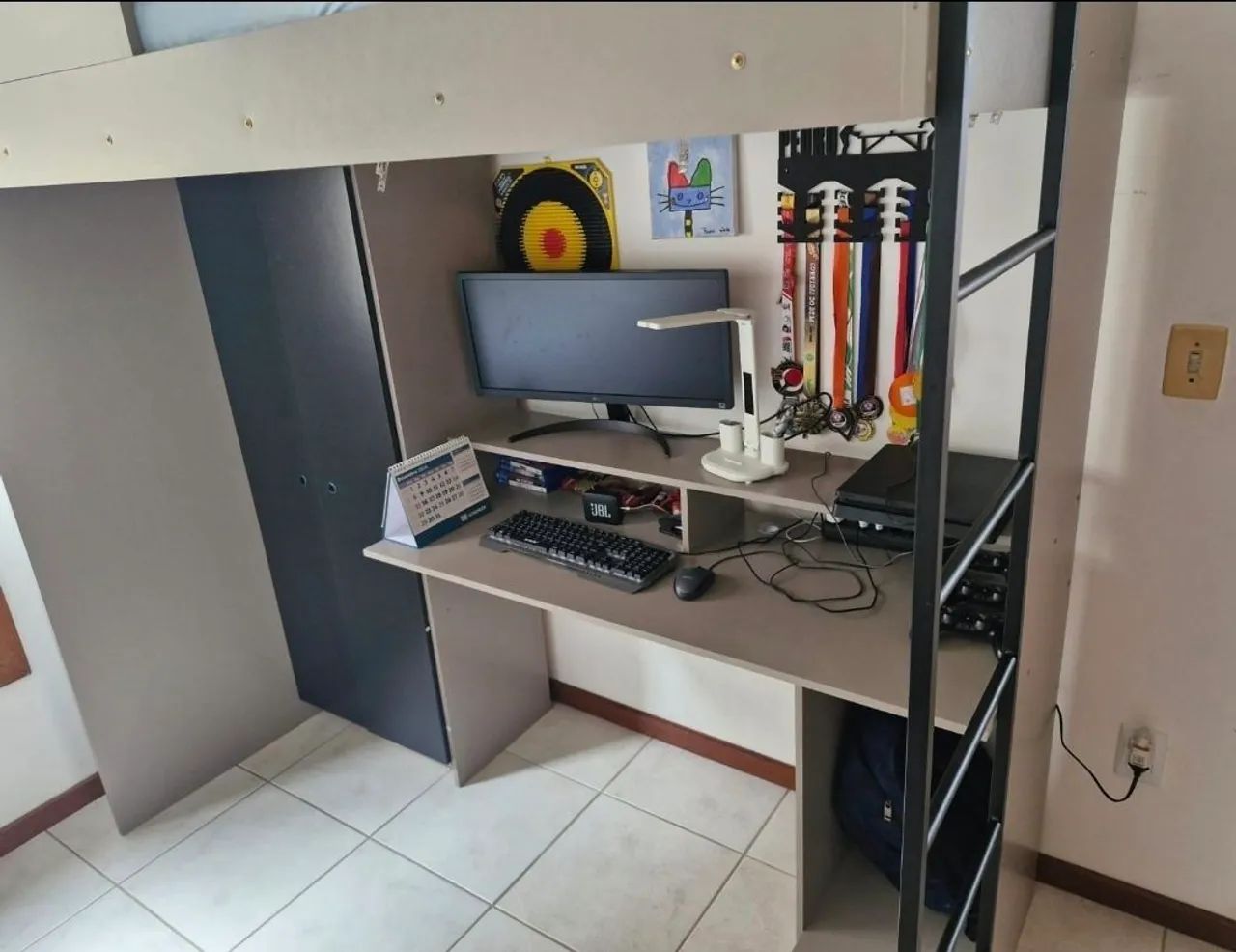 Cama beliche  com mesa e guarda roupa  - Foto 4