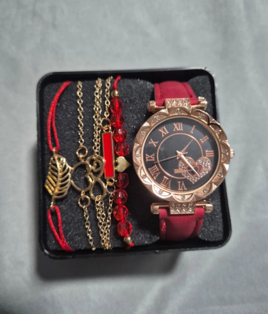 Kit relógio vermelho + pulseiras - Foto 4