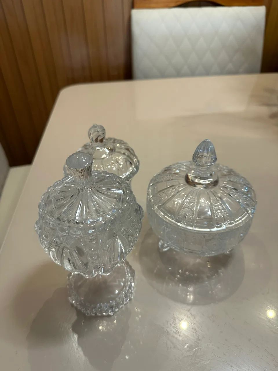 Kit com 3 potiches de vidro decorativos com tampa 