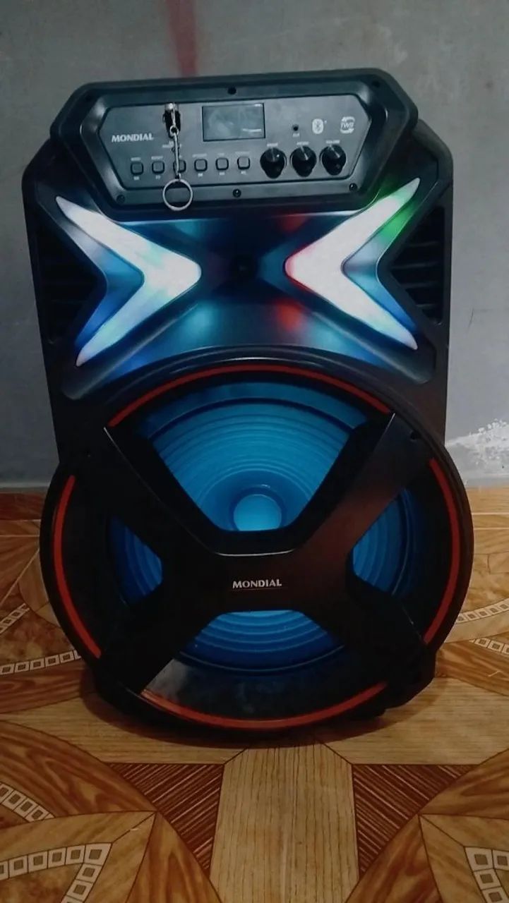 Vende se uma caixa de som..nobinha