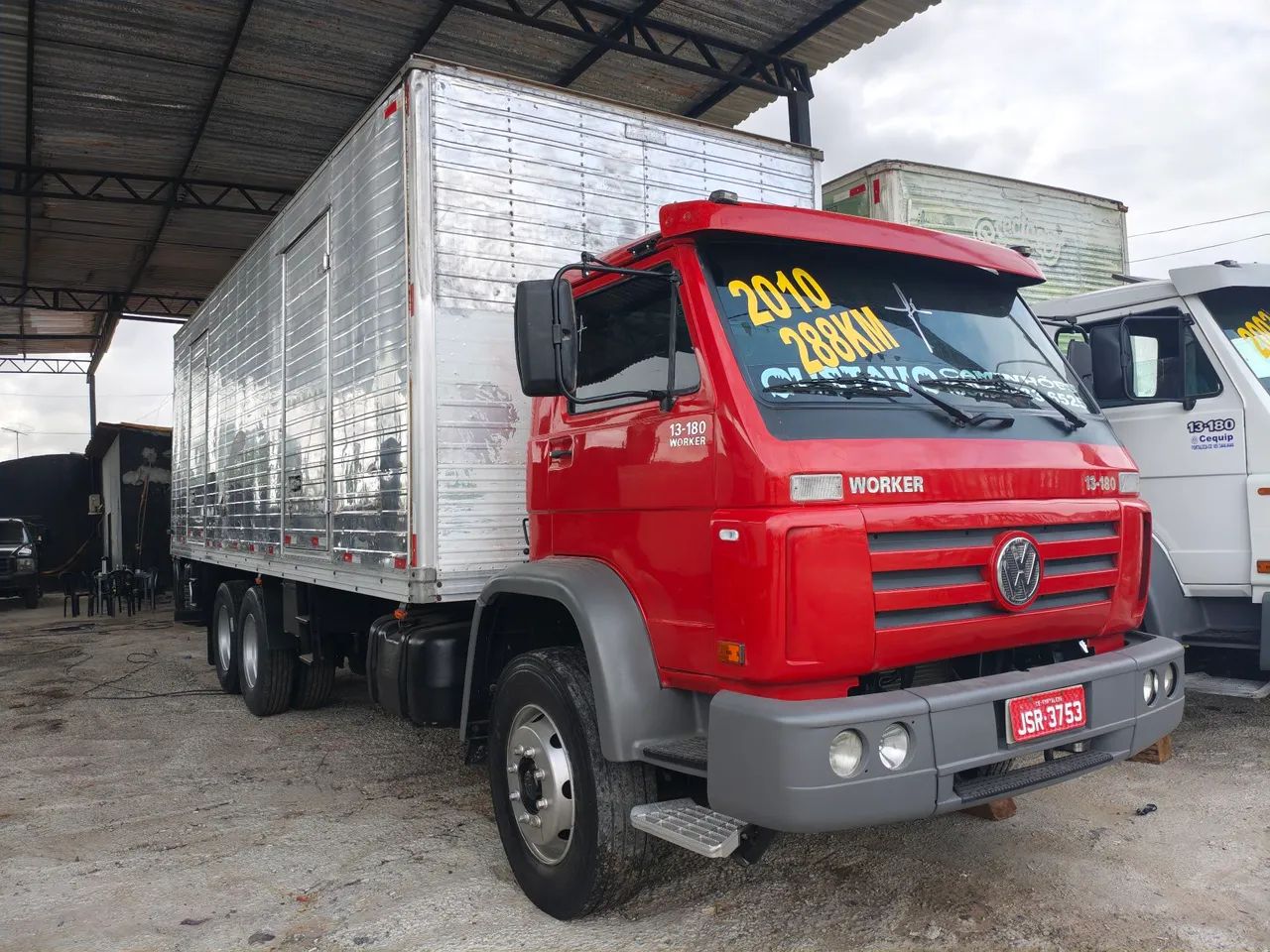 Volks 13180 2010 /  Truck Baú 8. Metros  - Foto 2