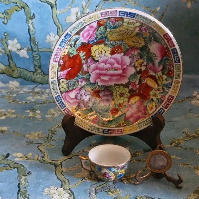 Conjunto decorativo de porcelana chinesa vintage. Dois itens: prato 15 cm e uma xicrinha  - Foto 2