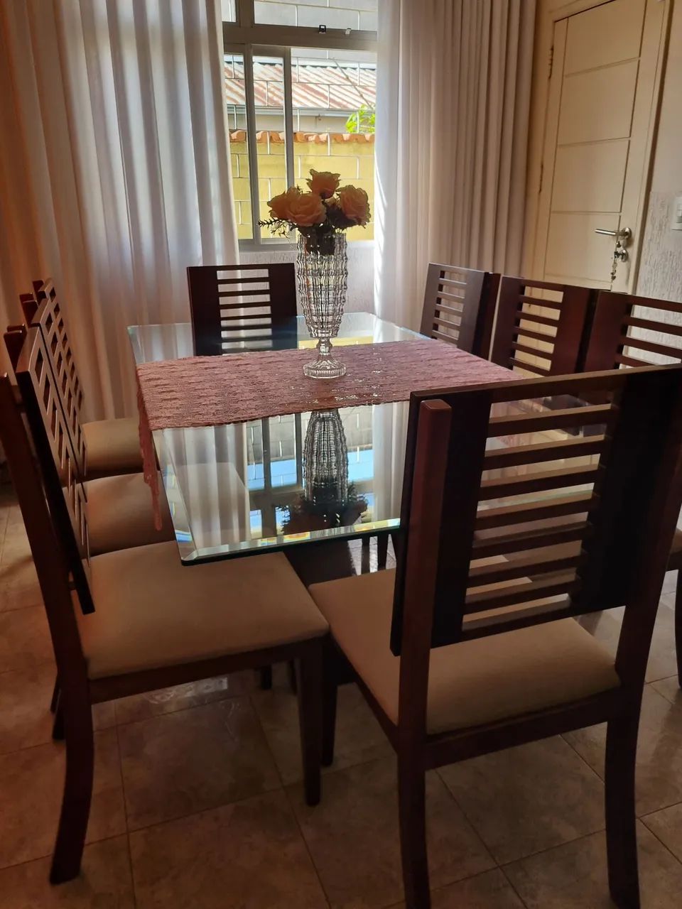 Mesa de vidro com pés de madeira - 8 lugares - Foto 5