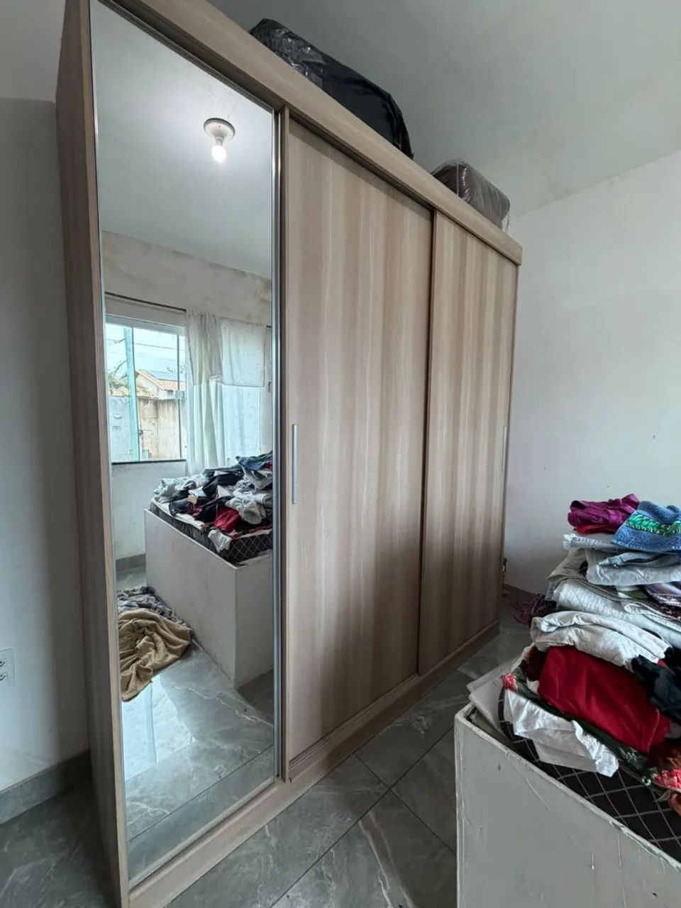Guarda roupa 3 porta de casal , com 2 porta de correr e 1 com espelho 