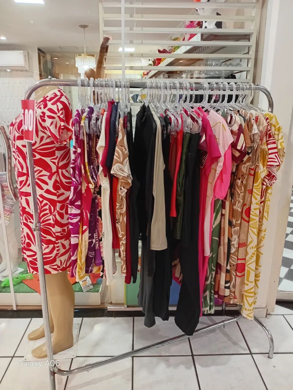 Maniquins e araras 