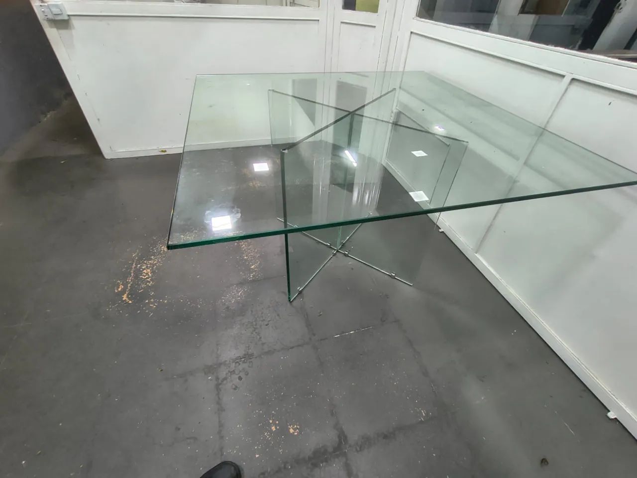 Mesa de roda de vidro incluindo os pés 