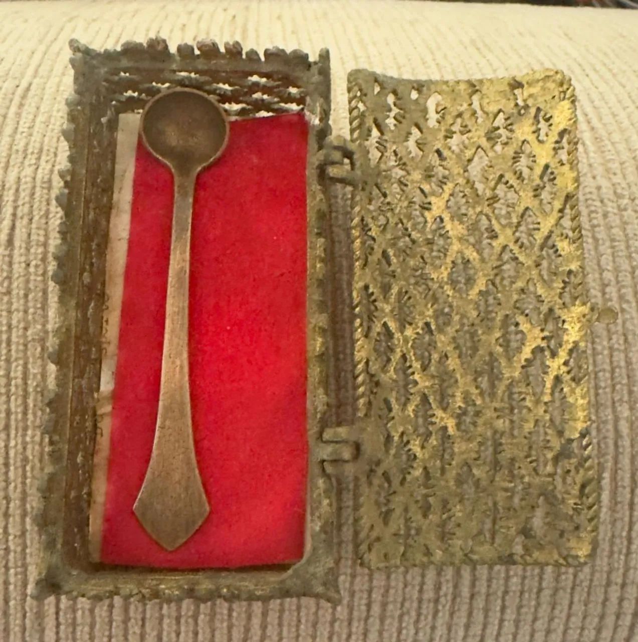 BAUZINHO PRODUZIDO EM METAL DOURADO