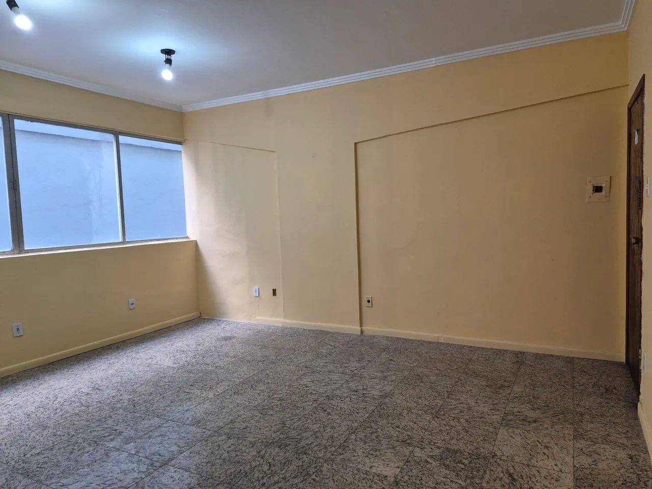 Sala, reformada no centro, Relógio de São Pedro