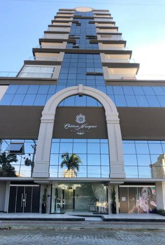 Apartamento meia praia 2 suítes com 2 vagas novo