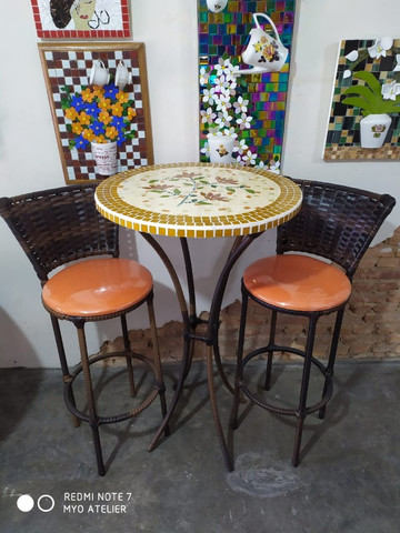 Mesa bistro com 2 cadeiras e o tampo de mosaico