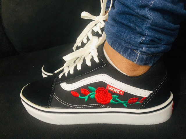tenis vans preto com rosas vermelhas