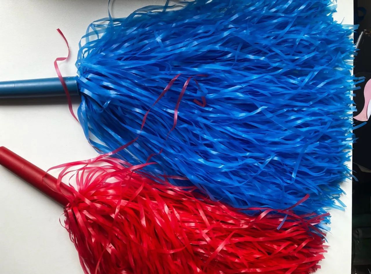 2 pompom grandes vermelho e azul 